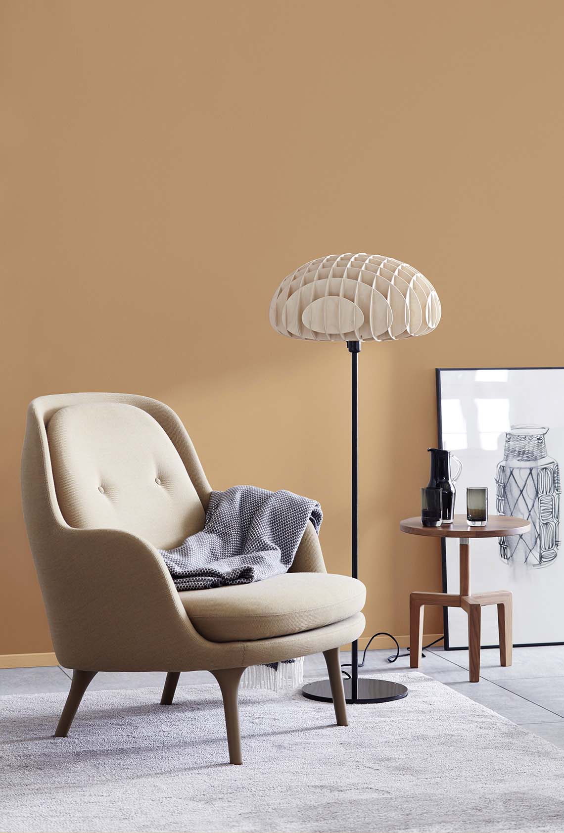 Wohnzimmer Sessel mit Lampe Leseecke Wand in Trendfarbe Macchiato